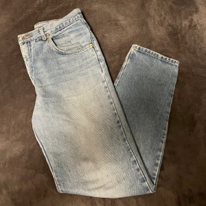 Staroup blåa jeans - Säljer ett par ljusblåa jeans i fint skick från märket Staroup i loose/straight fit. Storlek 32/31.