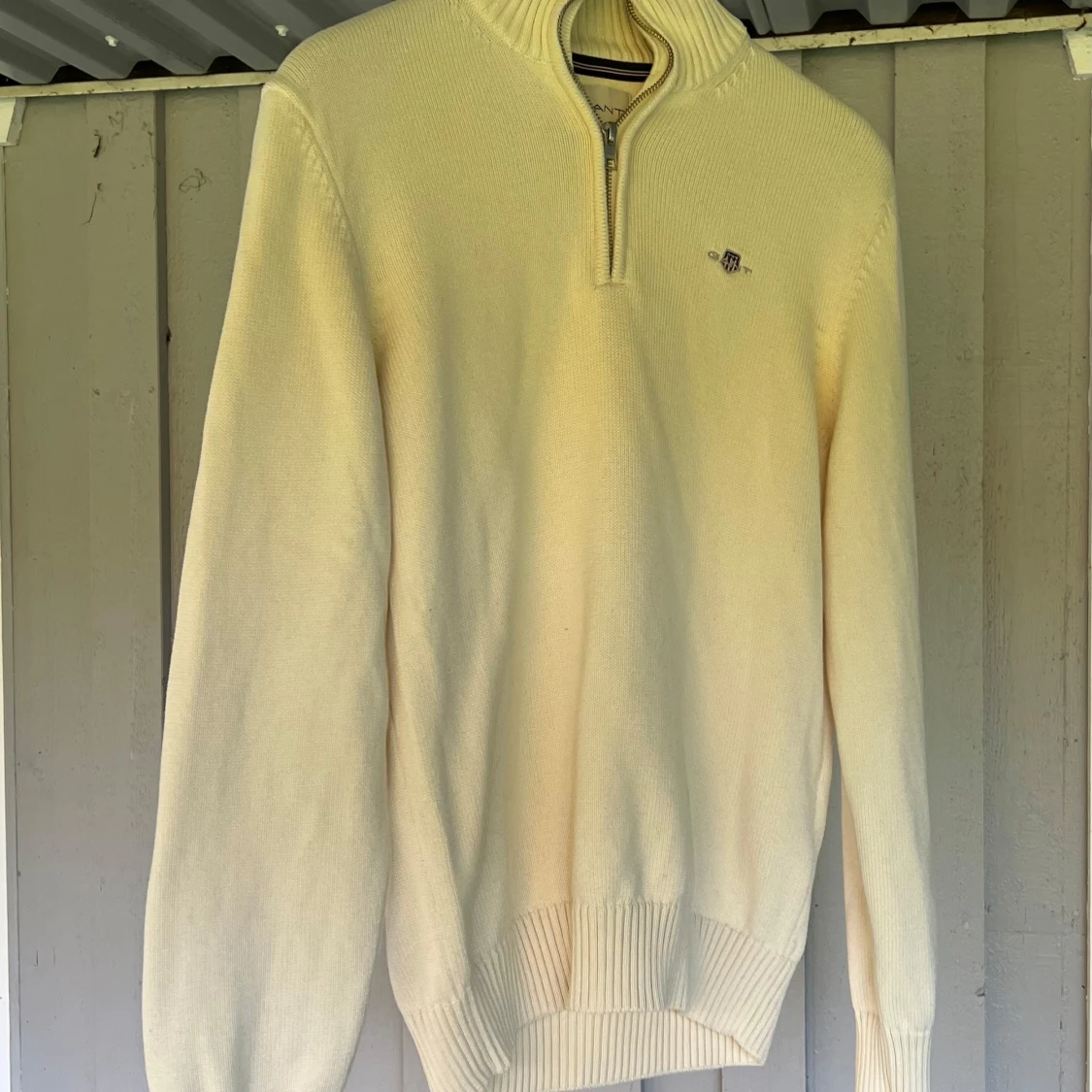 Ljusbeige stickad tröja från Gant