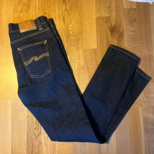 Nudie Jeans - Säljer ett par jeans från Nudie Jeans med klassisk femficksdesign och kontrastsömmar. Modellen är Lean Dean storlek w30 l32. Det är i topp skick näst intill helt nya. 