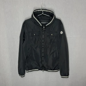 Moncler windbreaker - Sjukt fet Moncler jean Claude jacka. Fint skick skulle säga 7,5/10. Litet hål se bild 5. Size 4 men passar M-L. Självklart äkta.