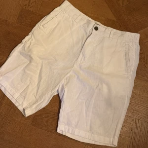 Linne shorts  - Linne shorts från random märke, aldring använda storlek small i färgen vit.
