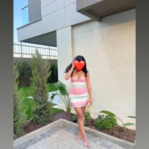 Halterneck Klänning - Halterneck mini klänning endast använd en gång. Den är stretch.