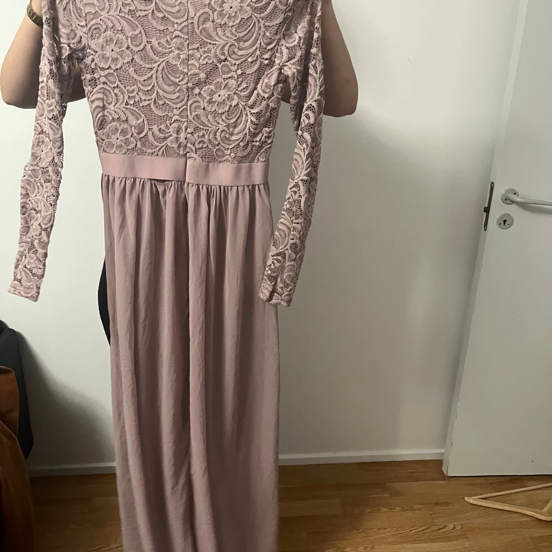 Ljuslila långklänning med spets - 2