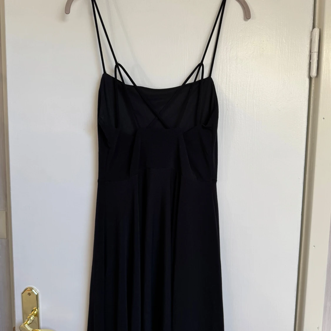 Svart långklänning med smala axelband - 1