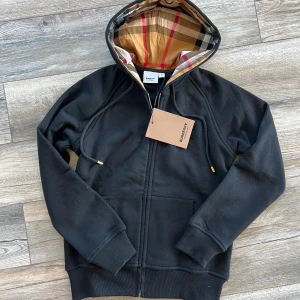 Burberry Tröja - Helt ny burberry tröja med lappar och allt kvar! Storlek S, nyaste modellen! Hör av dig vid funderingar!