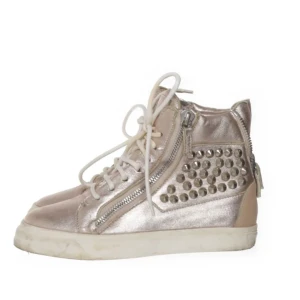Giuseppe zanotti skor  - Snygga metallicrosa sneakers från Giuseppe Zanotti med coola silverfärgade nitar på sidorna, vita snören och dragkedjor både på sidan och bak. Skorna har en platt vit sula och är tillverkade i skinn med glansig finish. Perfekta för dig som vill sticka ut med din stil.