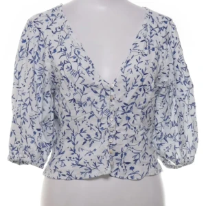 Blommig blus från H&M i linneblandning - Superfin blus från H&M i vit och blå färg med blommigt mönster. Slutsåld strl S ❤️