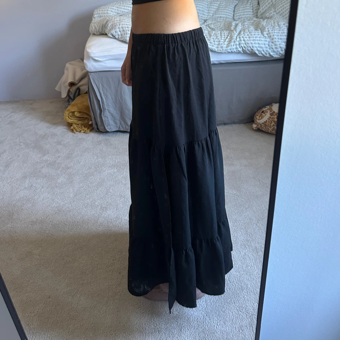 Svart volangkjol med resårmidja - 1