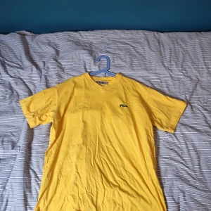 Tröja FILA - Gul t-shirt från FILA med broderad logga på bröstet. Klassisk passform och tillverkad i mjuk bomull, säljer den för att den är för liten.