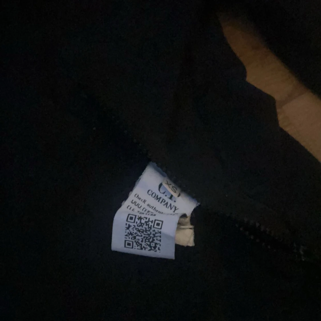 Svart hoodie med goggles från C.P. Company - 2