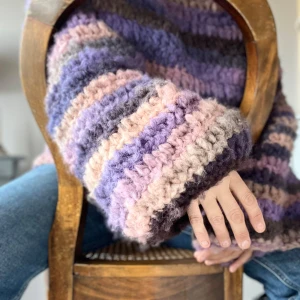 Randig chunky stickad tröja lila/rosa - . Tröjan har oversized passform, offshoulder-ringning och extra vida ärmar. Perfekt för dig som vill ha en statement piece med skön vibe.  Virkad av mig. 