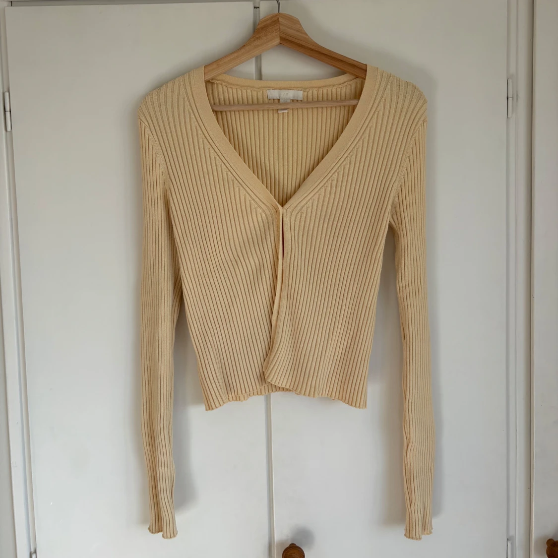 Beige ribbad kofta från H&M