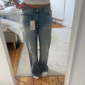 Blå jeans - Svinsnygga blå jeans från Zara! Använd några gånger men dom är för långa för mig som är 170🩷 