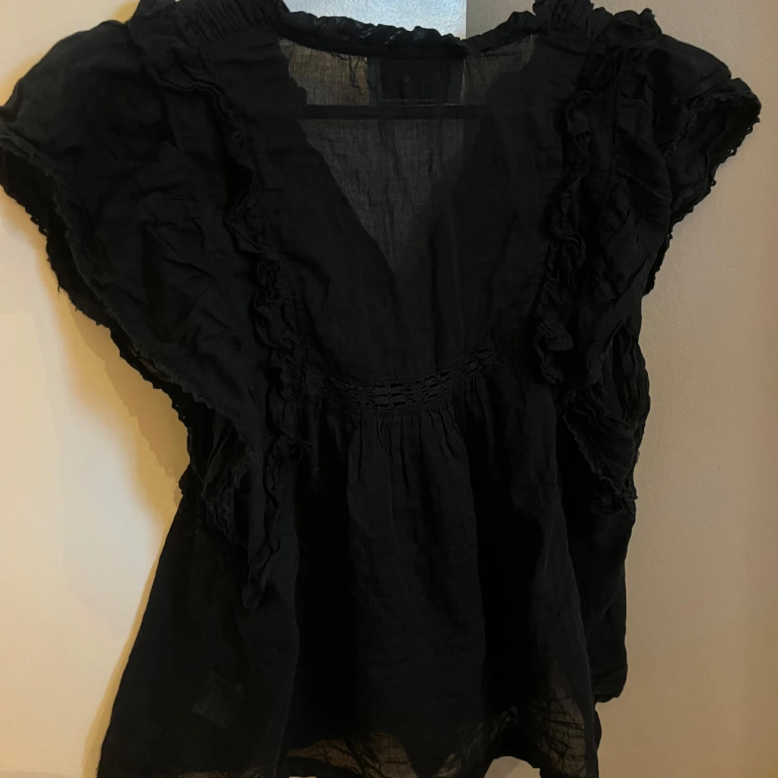 Mörkblå blus med volang från Neo Noir - 4