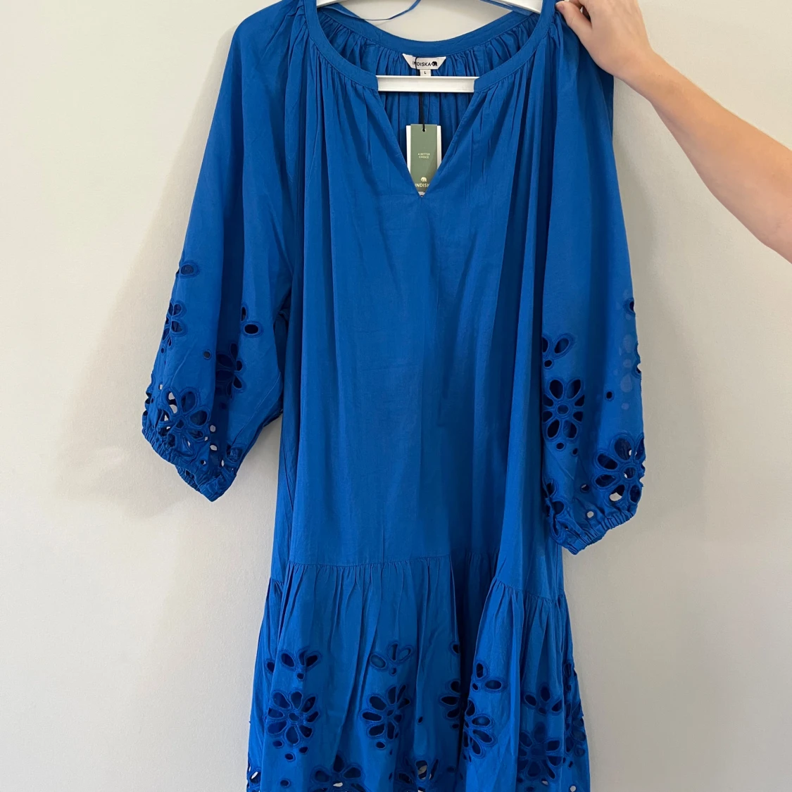 Blå klänning med broderade detaljer