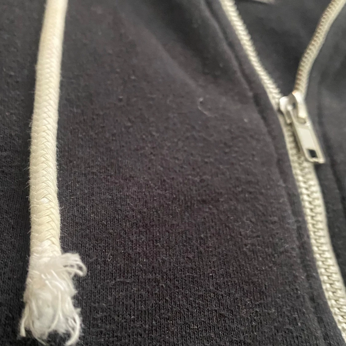 Svart hoodie med dragkedja från H&M - 1