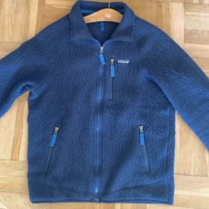 Patagonia fleecejacka - Mysig mörkblå fleecejacka från Patagonia perfekt inför hösten! Den är I bra skick och ör i mörkblått. Hör av dig vid frågor!
