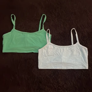 2-pack linne toppar H&M DIVIDED S - Två linne toppar från H&M DIVIDED i storlek S. Ena toppen är mintgrön och den andra är ljusblå, båda med smala axelband och enkel, croppad passform. Perfekta för sommaren och lätta att matcha till olika outfits.💕