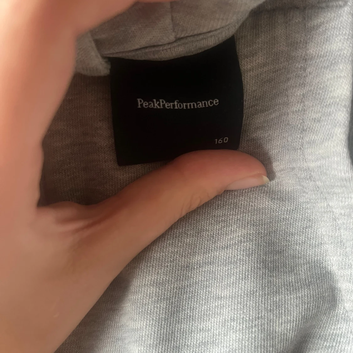 Grå hoodie från Peak Performance - 2
