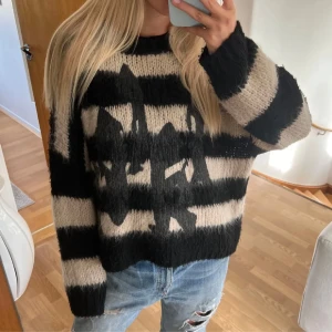 Stickad tröja - Stickad tröja från Racer worldwide i storlek L, passar S-M! Såå fint skick och köpt för 2000kr🤍