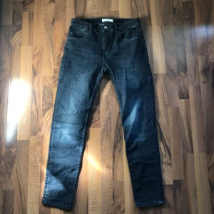 Svarta jeans från Mango Denim - Snygga svarta jeans från Mango.
