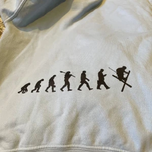 Ljusblå Freeskiers hoodie med tryck - Sjukt najjs Ljusblå hoodie från Freeskiers i storlek S. Passar gott till alla skidälskare🤪