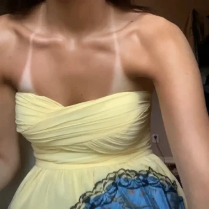 Ljusgul kort klänning  - Köpt secondhand och står ingen storlek, men uppskattar XS/S. Har en svart dragkedja på ryggen