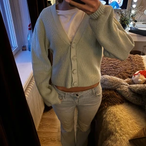 Kofta - Den FINASTE koftan från Zara! Passar så bra till skolan för att få lite färg i sin outfitt! (Den är ljus grön/blå) Passar xs-m🥰