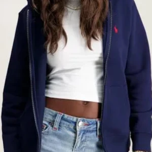 Mörkblå Ralph Lauren Zip Up Hoodie  - Jag säljer min fina Ralph Lauren Zip Up Hoodie. Den är i fint skick och har inte använts mycket!❤️💕