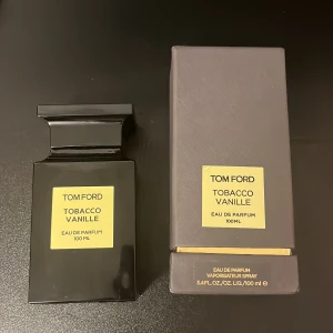 Tom Ford Tobacco Vanille 100ml - Tom Ford Tobacco Vanille Eau de Parfum i 100 ml storlek. En ikonisk doft i snygg flaska. Helt full och ny pris är 3000. Bara att skriva för att få batchkoden för att kunna se att den är äkta.