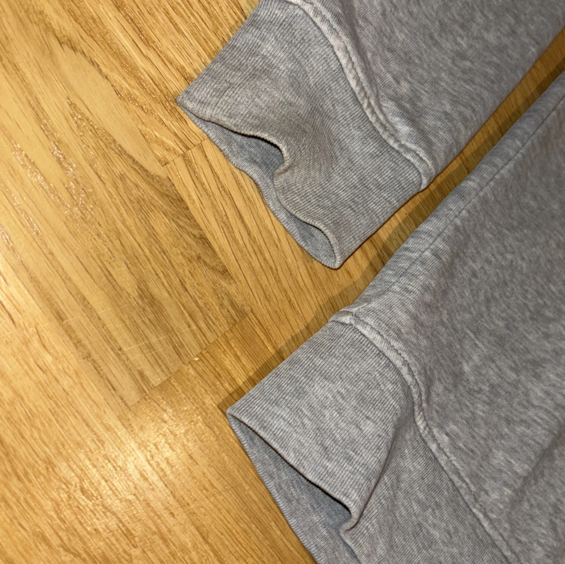 Grå hoodie från GANT  - 4