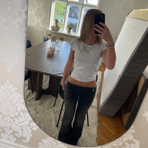 Svarta låga jeans från Gina  - Pleated jeans från Gina. Jättefina och endast använda 1-2 gånger. 