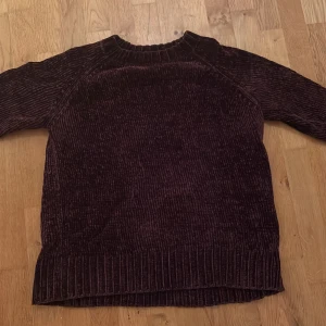 Mörklila manchestertröja - Säljer en mysig mörklila tröja i manchester med ribbade muddar vid hals, ärmslut och nederkant. Perfekt för kyliga dagar och har en loose fit som ger en avslappnad vibe.