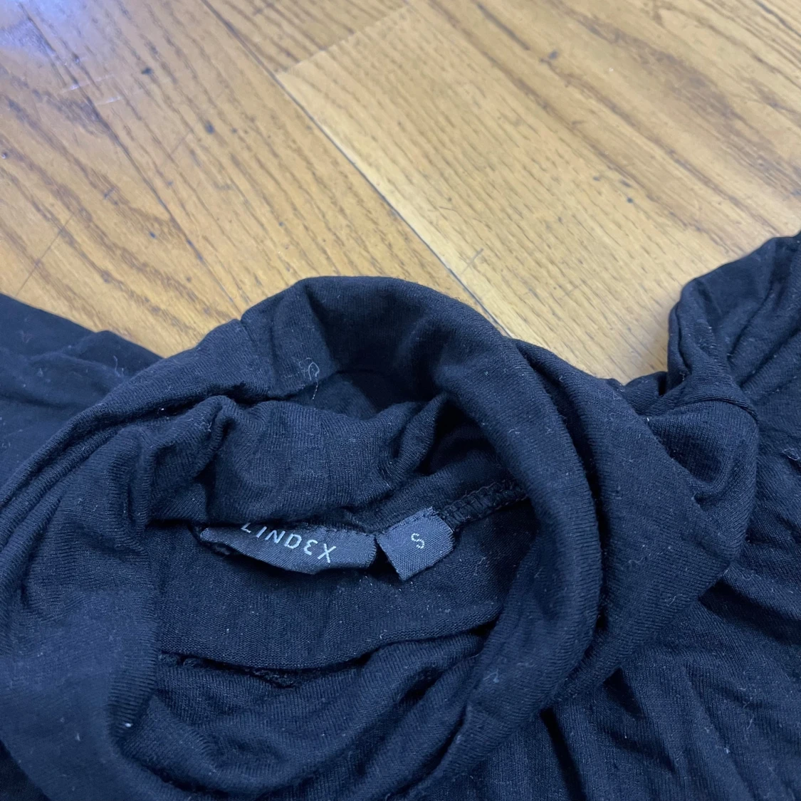 Svart polotröja från Lindex - 3