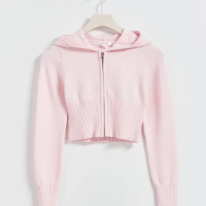 rosa hoodie - säljer den här superfina slutsålda croppade hoodien som inte kommer till användning, perfekt för dig som gillar en söt och trendig look😊 storlek 146/152 men passar XS/S😊