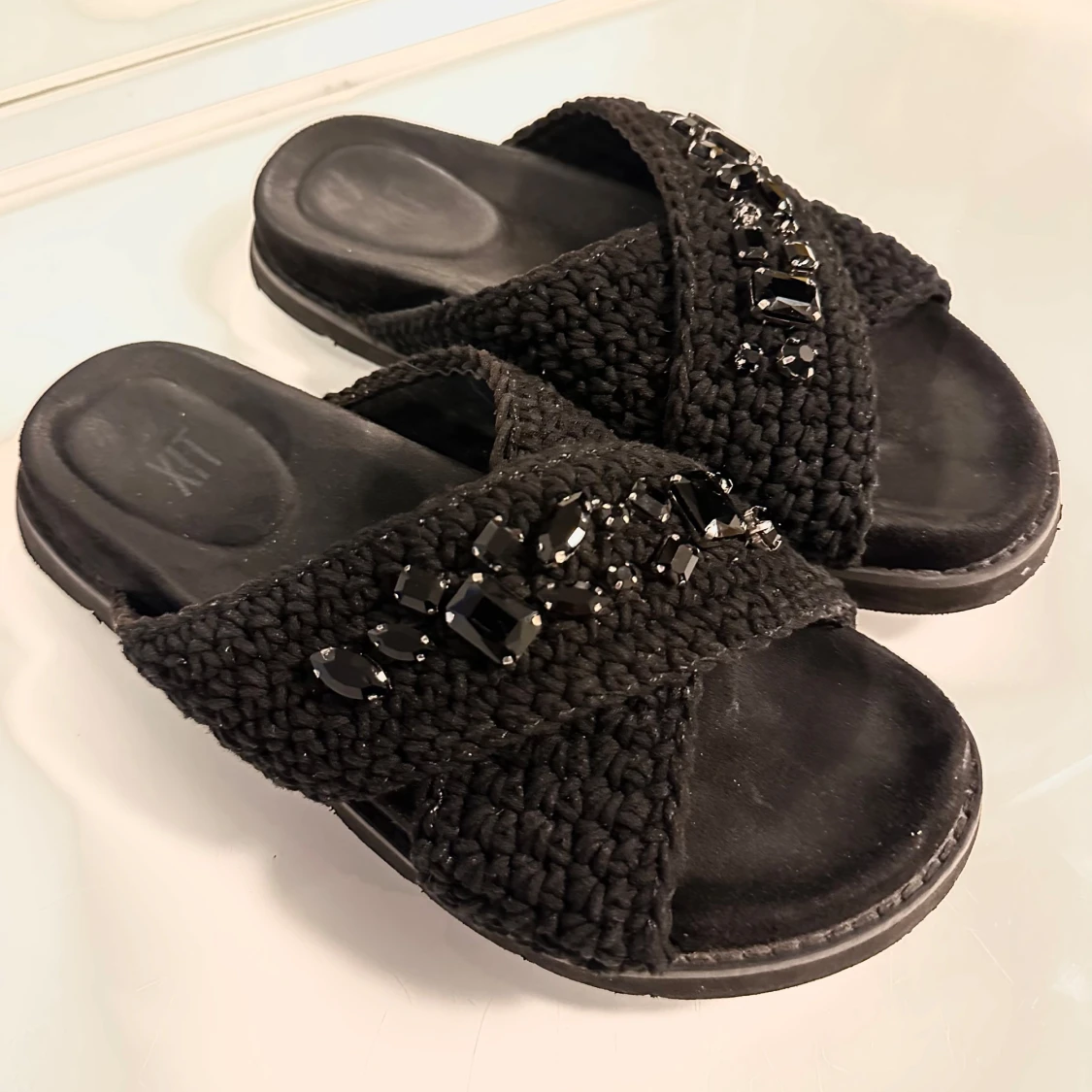 Svarta sandaler med pärldetaljer