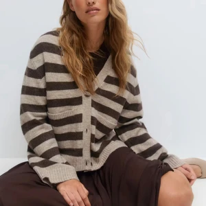 Randig stickad cardigan  - Jätte mysig randig cardigan, perfekt till hösten!😍 Helt ny och oanvänd med lappen kvar, säljer då jag har två i olika storlekar men glömde att returera denna. Skriv vid frågor!❤️