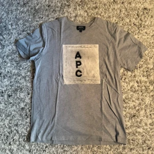 A.P.C T-Shirt - Säljer denna feta APC tishan. Riktigt stilrent plagg som passar till mycket.        Sitter som en mindre storlek M, modellen på bilden är 186cm, 73kg. 