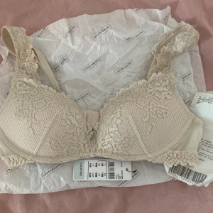 Intimissimi Gioia Pretty Flowers  - Helt ny bh som jag fick i fel storlek men inte hann byta till rätt innan tiden var slut att byta. Lappar och allt kvar. 