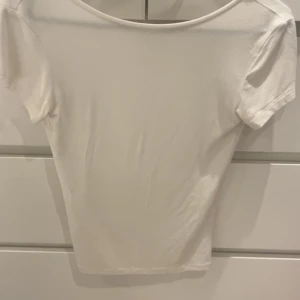 Vit rygglös topp  - Rygglös tshirt från lager, storlek xs!💕