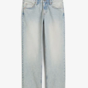 Ljusblå raka jeans från H&M - Snygga ljusblå jeans från &Denim med klassisk femficksdesign och raka ben. Jeansen har en avslappnad passform med en cool, tvättad look. Perfekta för dig som gillar en enkel och stilren vibe. Använd ett par gånger, slutsåld i H&M så passa på!