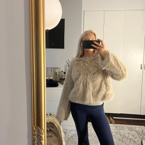 Fuskpälsjacka från ginatricot - Jättefin beige jacka från Gina i storlek L men passar även som en M/S🌸jackan är endast använd ett fåtal gånger och är i mycket bra skicka✨