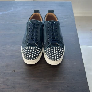 Christian Louboutin  - Säljer nu mina tvär feta loubs. Denna färg på loubs är väldigt eftertraktad och sällsynt och riktigt snygg. Säljer dom då dom är lite för små för mig och är sugen på något nytt. Skriv till mig om frågor eller funderingar så löser vi något bra!
