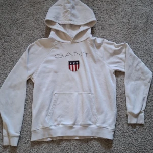 Vit hoodie från GANT med logga stl 158/164 - I fint använt skick.
