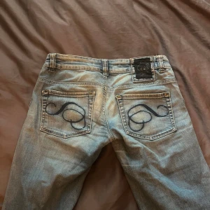 Lågmidjade jeans - Säljer dessa jättesnygga jeans då dem tyvärr är för små för mig. Finns inga tydliga tecken på användning! Midjemått: 38 cm Innebensläng: 80 cm. Skriv om ni har frågor💕💕