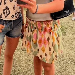 Kjol från Lindex  - Säljer denna supersöta kjol från Lindex, använd endast en gång! I väldigt bra skick!