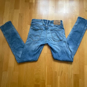 Replay Jeans - Det är storlek 30/34 och skicket är väldigt bra. Finns inga skavanker på byxorn och de är använda lite.