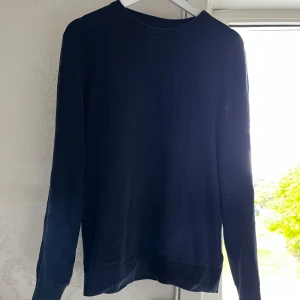 Marinblå ullstickad sweatshirt   - Tja! Säljer nu min ullstickade marinblå sweatshirt i storlek M den passar dem som är mellan 175-185 cm, den är i jättefint skick inga hål elelr sådant, skriv om ni har några frågor eller funderingar🙌🙌🙌