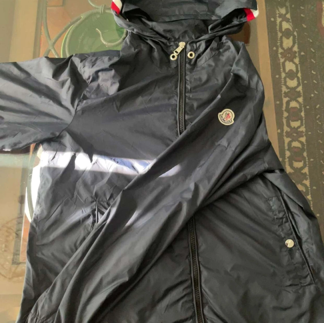 Svart vindjacka från Moncler med huva size m passar s 