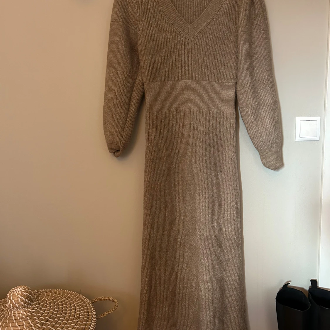 Beige stickad långklänning AWARE - 1